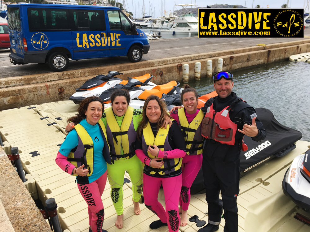 lassdive's tweet photo. Feliz domingo #Lassdive 😃!! #Happy Lassdive's #Sunday!! 😄 #jetski #adventure #inCostaBrava #friends https://t.co/Xa8TweZMin