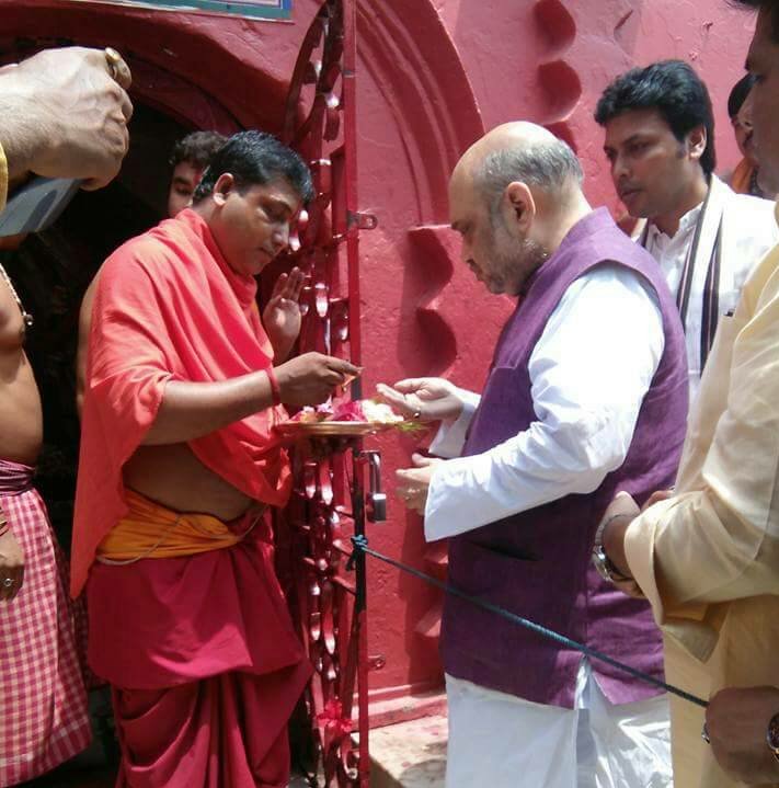 AmitShah's tweet image. आज त्रिपुरा राज्य के उदयपुर में स्थित प्रसिद्व शक्ति पीठ माँ त्रिपुरा सुंदरी के दर्शन कर पूजा अर्चना की ।