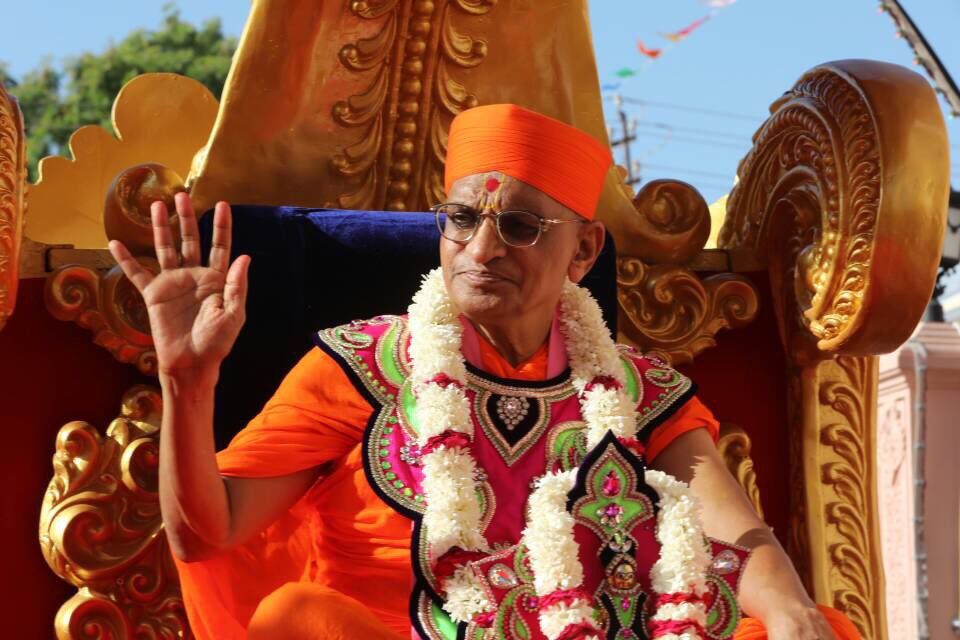 SGadiManinagar's tweet photo. Divine darshan from #SwaminarayanGadi Mandir #Bharasar, #AcharyaSwamishreeMaharaj opens this beautiful new mandir #Kutch #Bhuj #Gujarat https://t.co/GDBoLJdtXg