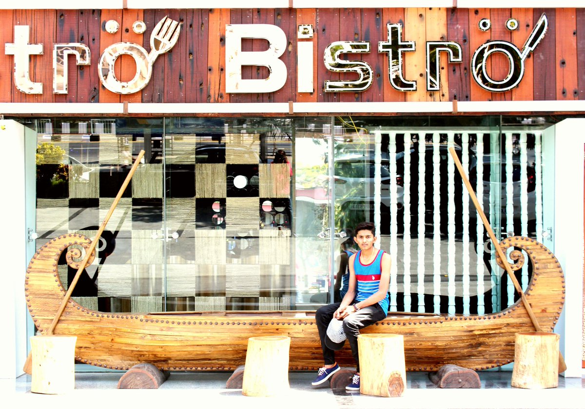 MiteshSodvadiya's tweet photo. #Surat #bistro #hotel #restrorent #enjoythemoment #big brother  #fbpic #instagram #tweet https://t.co/0lzlvjyDRX