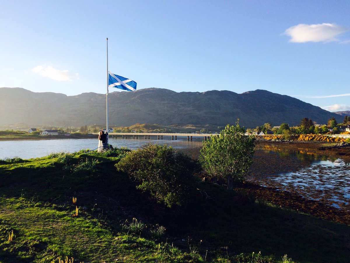 WedinHighlands's tweet photo. The Best Man &amp; MOH bought the Bride &amp; Groom the Scottish flag from  @1EileanDonan Here they are lowering the flag to take home to Canada!🇨🇦❤ https://t.co/BkUoxyJxit