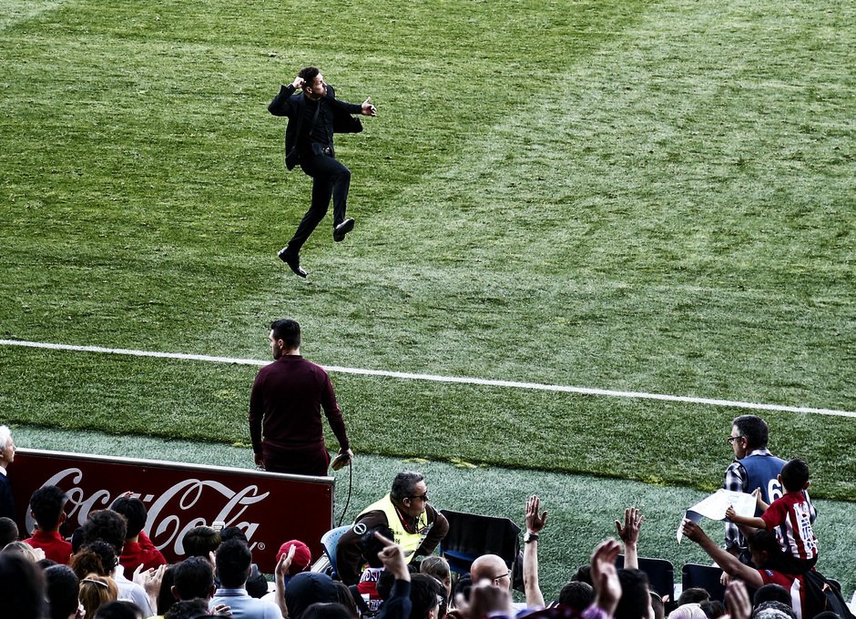 Atleti's tweet photo. FOTOGALERÍA 📸
 
¡La otra mirada del #AtletiEibar! 🔴⚪️🔴
 
Revive el encuentro ante la @SDEibar desde otro ángulo ➡️ https://t.co/6y5gviGoxw https://t.co/1uBu3OX9WY