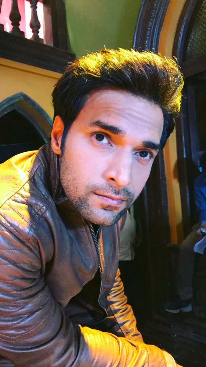 ShaleenM_FC's tweet photo. Ese na dekho tum mjhe.... πππ diz guy
ππ» @ShaleenMalhotra ππ»wont miss any moment to mesmerizeee uzzzπππ #MajorRajveerMalhotra #OnSet #KLAH π https://t.co/ktiCN2FVBU