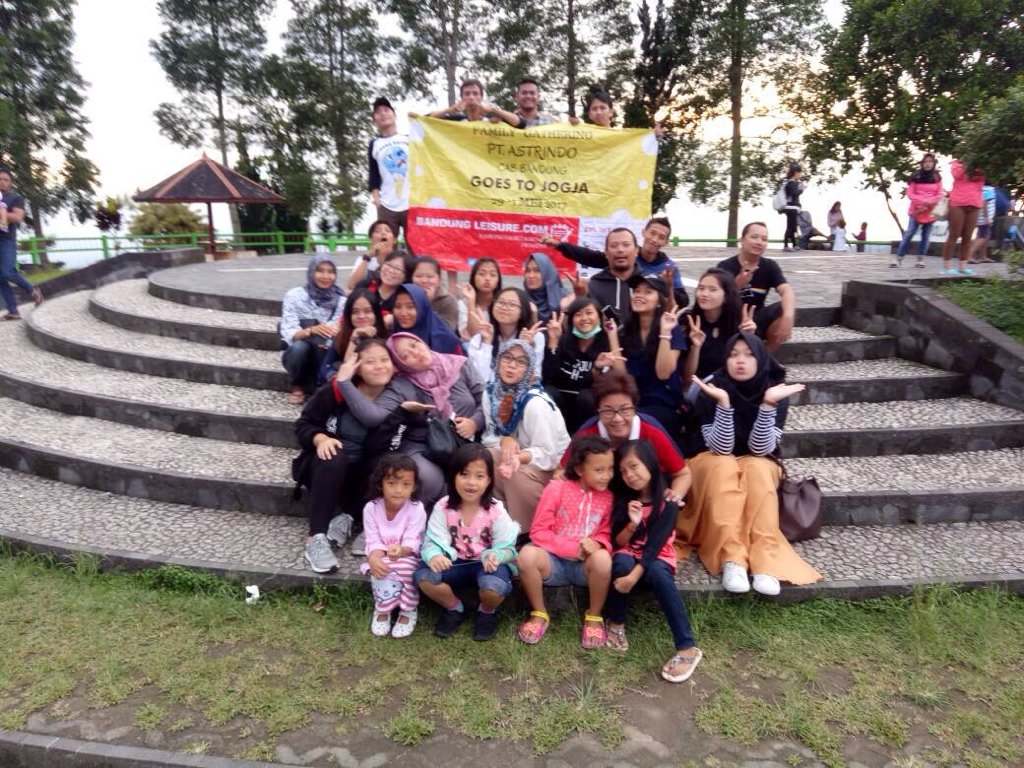 PlayWith__Harry's tweet photo. Bds Tour &amp; Travel , enjoying #sunset at #KatepPass #Magelang with Pt. Astrindo Bandung 🌙 https://t.co/x9nC2g2SPy