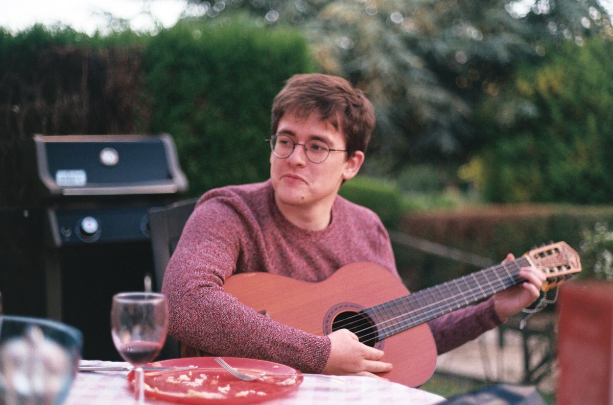 CostaStephanie's tweet photo. Projet #1argentiqueparjour 
Portrait d'un jeune #guitariste avec #canon #ae1 #fujifilm 
#CanonMoment #argentique https://t.co/xXjUl3I6cR
