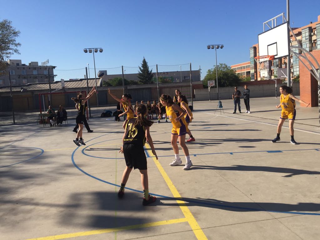 ASRBasketAlmeda's tweet photo. #M1F Derrota a casa @BasketAlmeda 53-58 @uemataro #nuncadejesdesoñarensermetralleta https://t.co/Mq5cDFqBz1