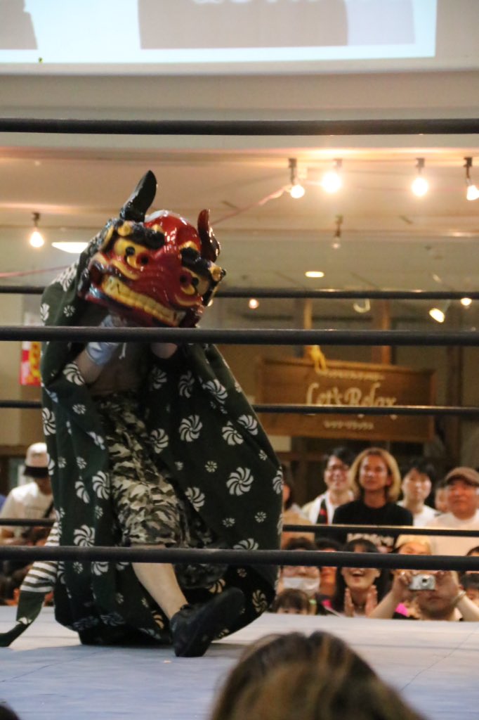 bou_uno's tweet image. 紅のイントロが前例の通り始まるのかと思いきや、お祭りで流れる笛・太鼓の音が…
#KASSAMA 
＼獅子舞だー！／