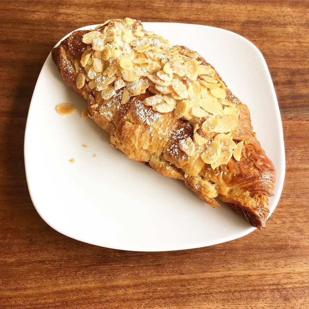 Almond Croissant mmmm 
#estateofficecoffee #londoncoffeeshops #londoncoffee #streatham <a href="/elephantbakes/">Elephant Bakehouse</a> ift.tt/2qd1vR2