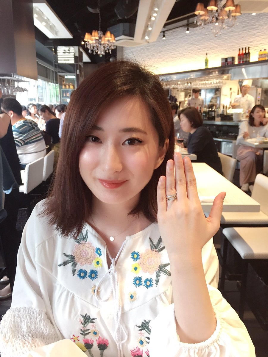 乾亜由美 待ちに待った 婚約指輪と結婚指輪が届き新妻気分に浸ってます 笑 普段使いする事を考え 赤ちゃんのお世話でも邪魔にならない出っ張りが少ないものをチョイスしました ๑ ᴗ و ブシュロン カルティエ バレリーナ エンゲージリングと重ね