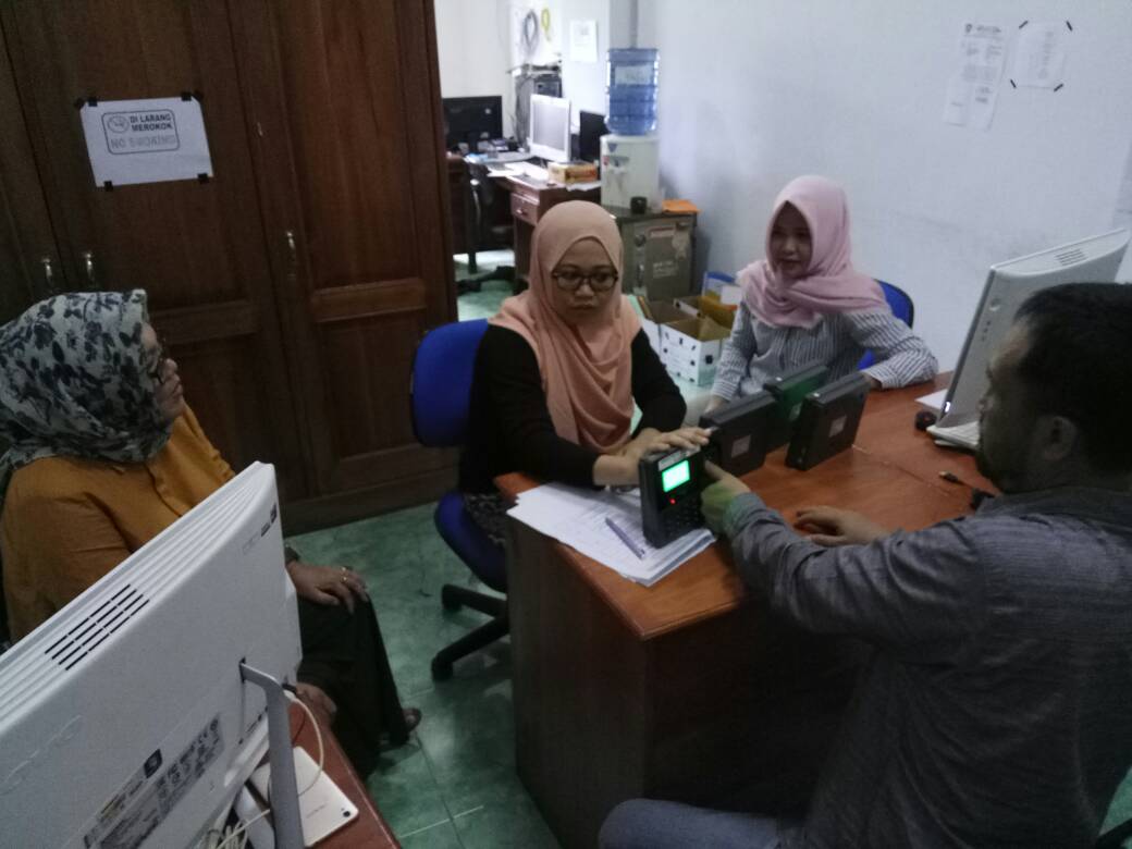 bpsdmbengkulu's tweet photo. Penerimaan peserta Diklat PIM Tk. III &amp; Tk. IV Swadana mulai dari registrasi s.d fingerprint peserta.  @ridwanmukti1963 @mediacenterBKL https://t.co/WpJtDbgqpX