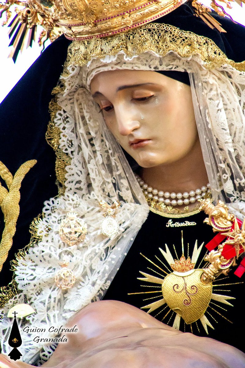 Reina y Madre de Vélez Coronada. Felicidades a todas las madres. #DiaDeLaMadre  Fotografía @GuionCofradeGra