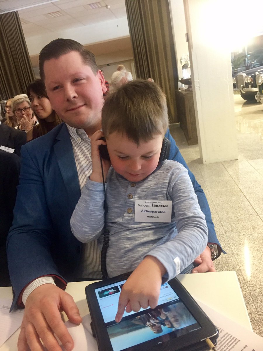 HelenaTraneving's tweet photo. @aktiespararna yngste deltagare vid årets kongress är Vincent som deltar i förhandlingarna på sitt eget sätt #aktiespararna2017 https://t.co/pgLiJjJdfS