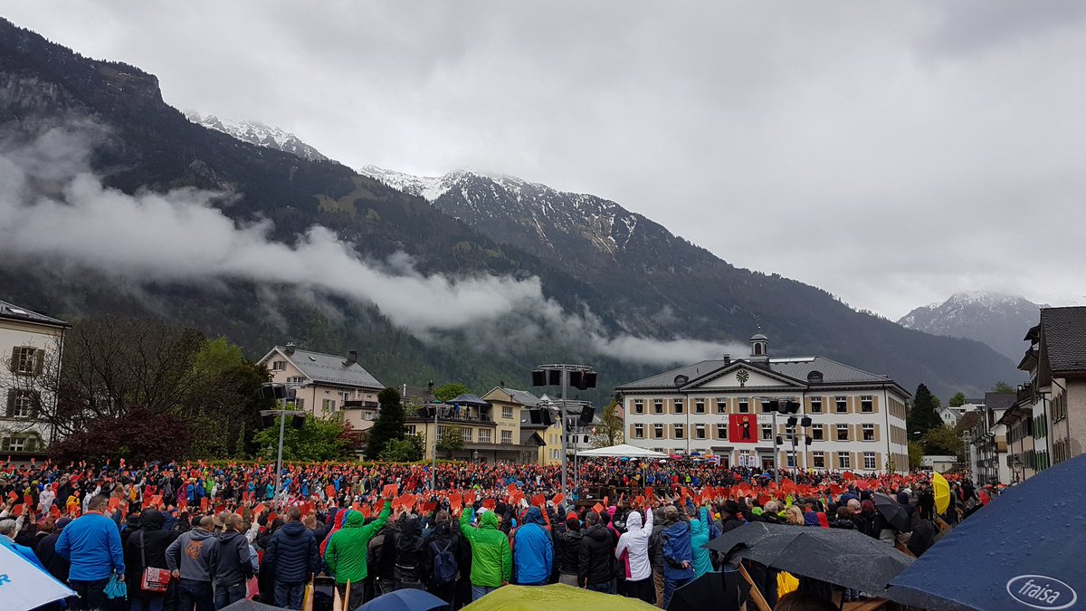 ahugi's tweet image. Glarner #Landsgemeinde gegen ein #Burkaverbot im Kanton - hochstehende Debatte. Da könnten sich viele ein Vorbild nehmen...
