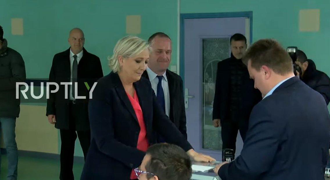 Marine Le Pen a voté à Hénin-Beaumont. #ChoisirLaFrance