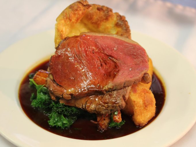 Behold, the Sunday roast at Hampstead Heath-adjacent gastropub <a href="/TheBullandLast/">Bull & Last</a>: bitly.com/2g0UUUX