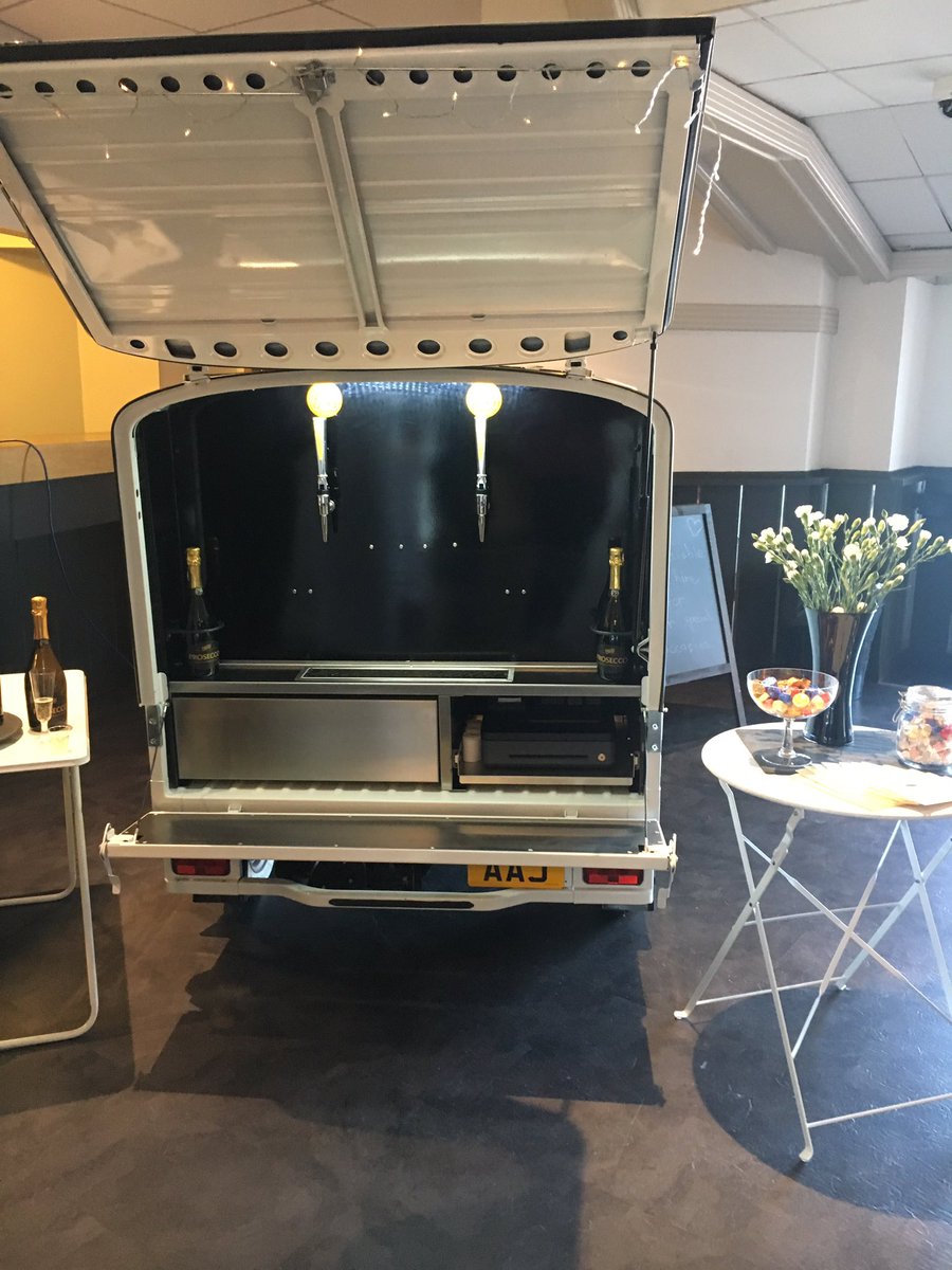 blissbride's tweet photo. We have ice cream, pizza and fizz at @ChesterRaces wedding show today @Fellicis @FancyFizz @TheWelshOven free entry https://t.co/ahdNNPo2Si