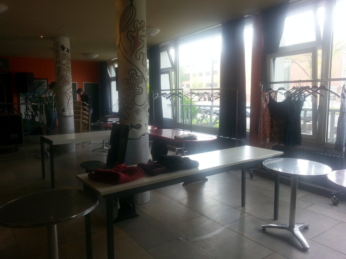 Die Vorbereitungen für unsere #Kleidertauschparty laufen auf Hochtouren! Bis gleich!@AStAUK #köln #slowfashion