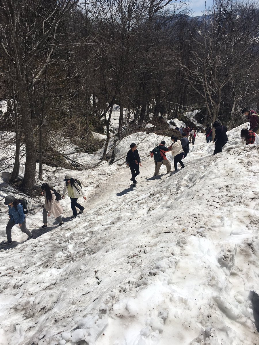 kaosma33's tweet photo. GWはこの時期なのに雪道歩いてきました笑 https://t.co/bfgDotYWWw