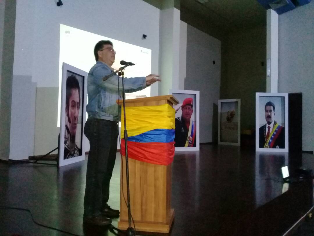 OviedoPSUV's tweet photo. Reconocimiento al camarada Miguel Rodríguez de parte del pueblo Bolivariano y Piarista de Guayana. #LaConstituyenteVa con @NicolasMaduro https://t.co/1amp8o8XfR