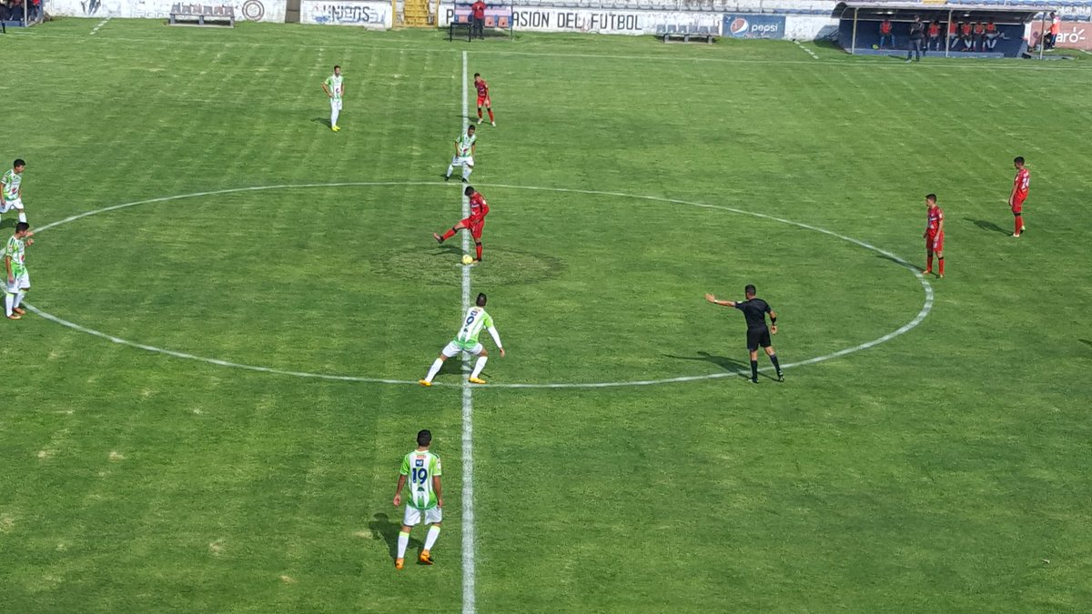 leonmartinez4's tweet photo. #Cortitas104 INICIA EL JUEGO @Xelaju_Oficial frente @AntiguaOficial categoria Sub 20 J22 @liga_gt. https://t.co/Pd0s7TdDbG