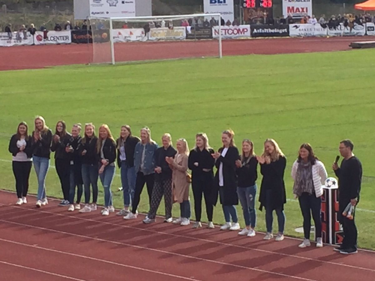 Snygg och proffsig gest av <a href="/FKKarlskrona/">FK Karlskrona</a> när man i halvtid hyllar tjejerna i <a href="/KnaHandboll/">Karlskrona Handboll</a> för avancemanget till div 1