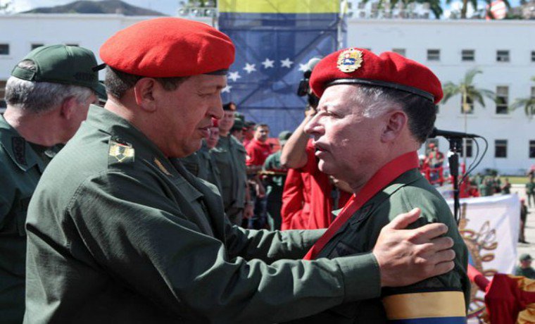 CaraotaDigital's tweet photo. #Foto El busto de Chávez que inauguró Arias Cárdenas en dos sectores de #Zulia https://t.co/Y58MgQYcAu https://t.co/sra55f2xVW