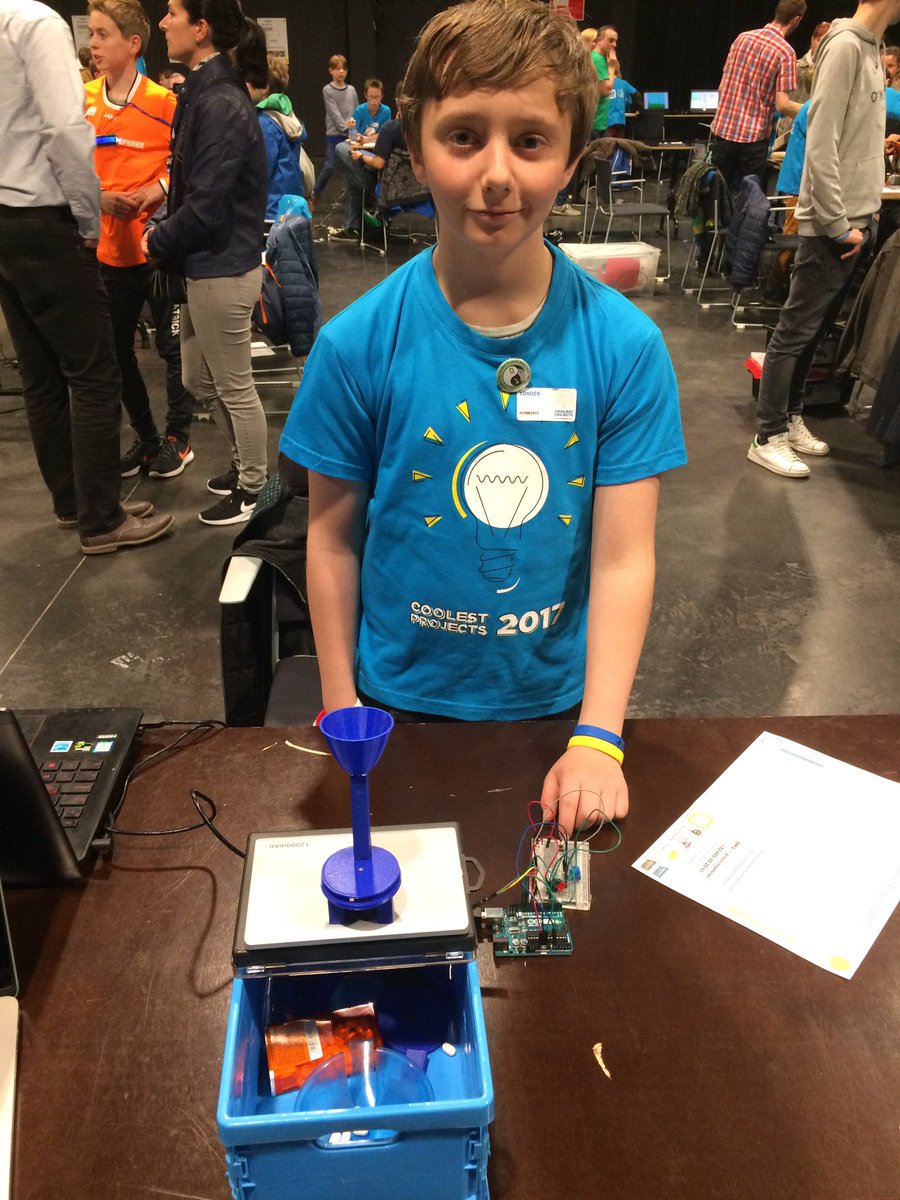 CoderDojoBe's tweet image. Xander doet al vr de 2e keer mee met @CoolProjectsBe Dit keer met een pillenplanner vr zijn grootouders, zodat die hun pillen niet vergeten!