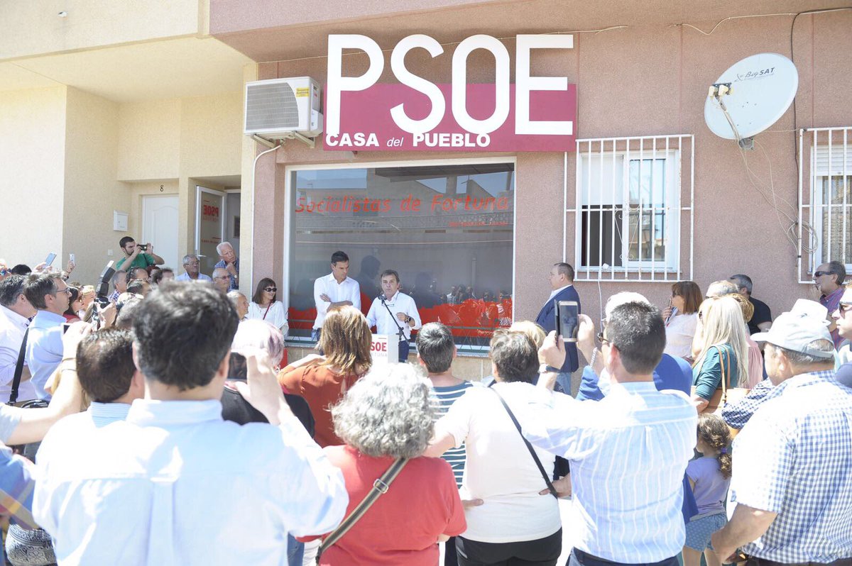 sanchezcastejon's tweet photo. Ha sido un inmenso honor inaugurar la Casa del Pueblo de Fortuna junto a sus militantes. https://t.co/1oMIuNJkNS