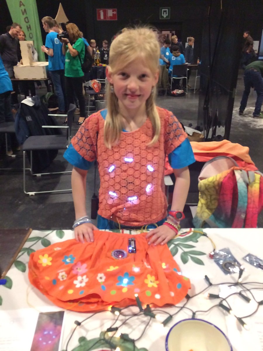 CoderDojoBe's tweet image. Fashion queen Lize maakte voor @CoolProjectsBe wearables. Zo'n mooie rok willen wij ook wel! #cpbe2017 #coolestprojects