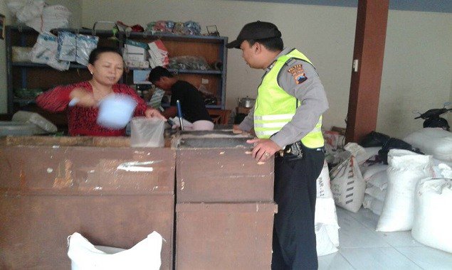 Antisipasi Melonjaknya Harga Sembako, Polsek Warungpring Sambangi Toko Sembako polsekwarungpring.com/antisipasi-mel…