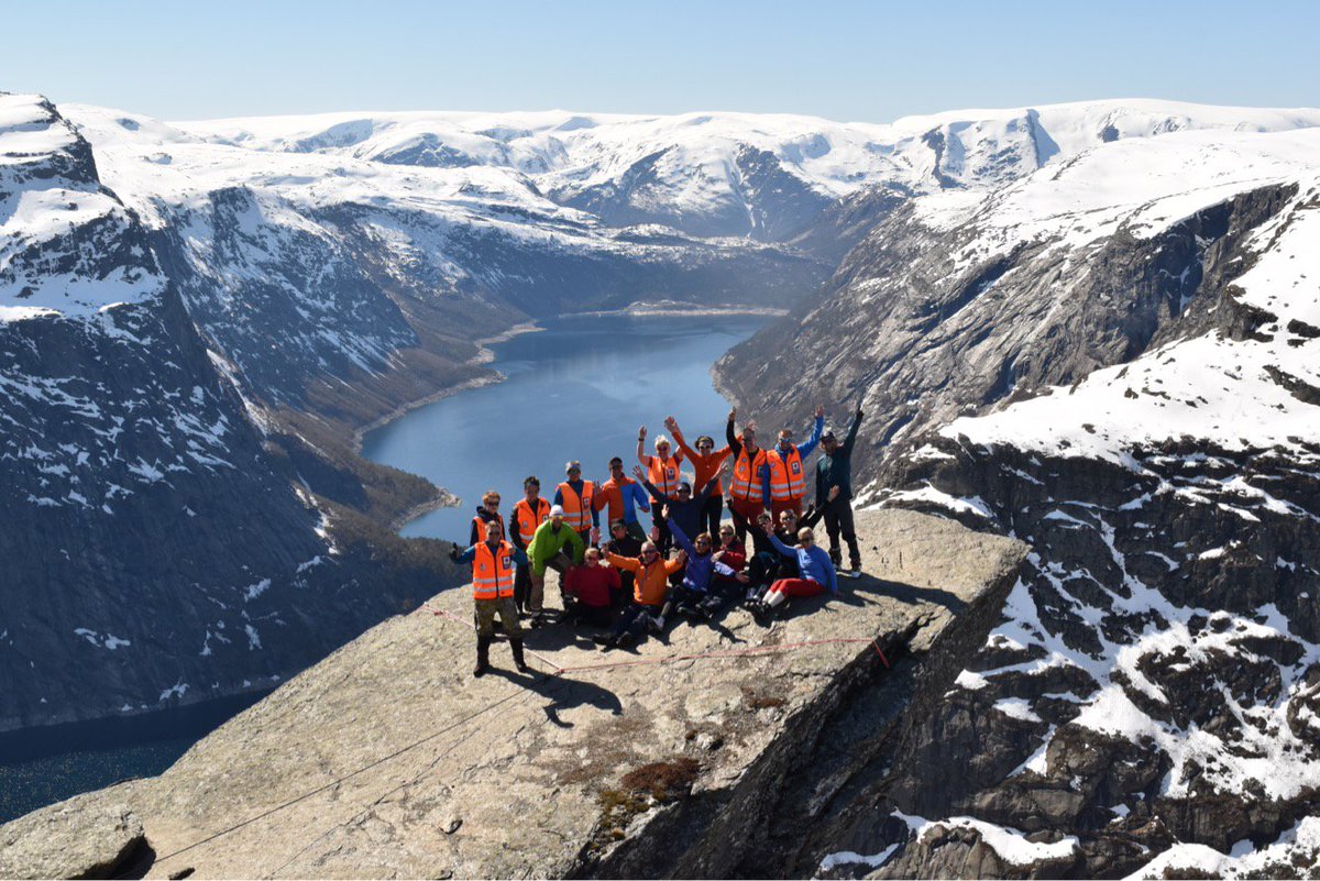Heltar frå Thea Steens minnefond og frå hjelpekorpsa rundt Trolltunga saman på tur. #Sjekkdeg er viktig beredskap.
