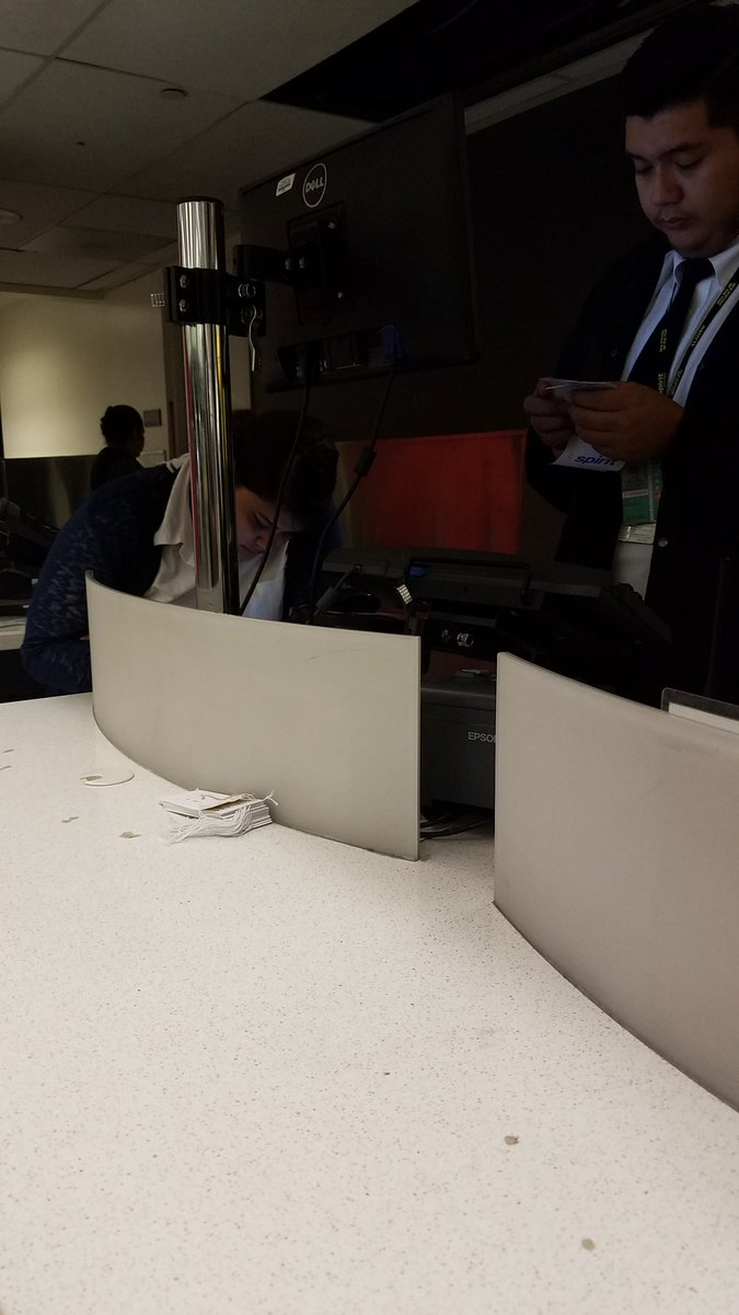Mag_Custom's tweet image. After canceling several flights,This girl at #spiritairlines just plays with her phone while elderly people are struggling in line...