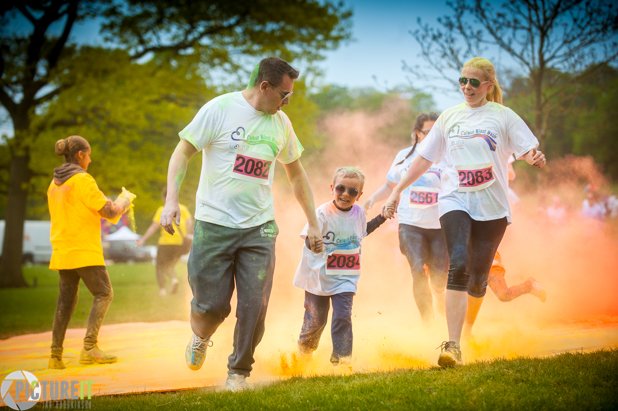 Photohodg's tweet photo. Great fun at the #colourblastdash at Darley Park for  @DerbyTelegraph https://t.co/2h0sMHM7p6