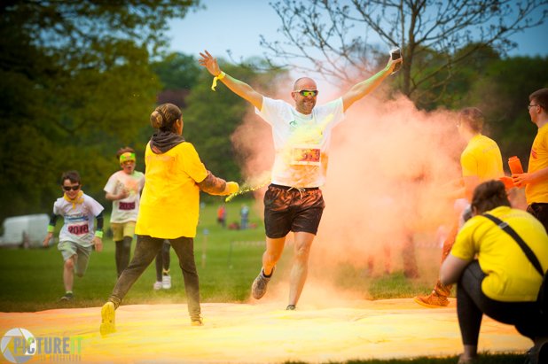 Photohodg's tweet photo. Great fun at the #colourblastdash at Darley Park for  @DerbyTelegraph https://t.co/2h0sMHM7p6