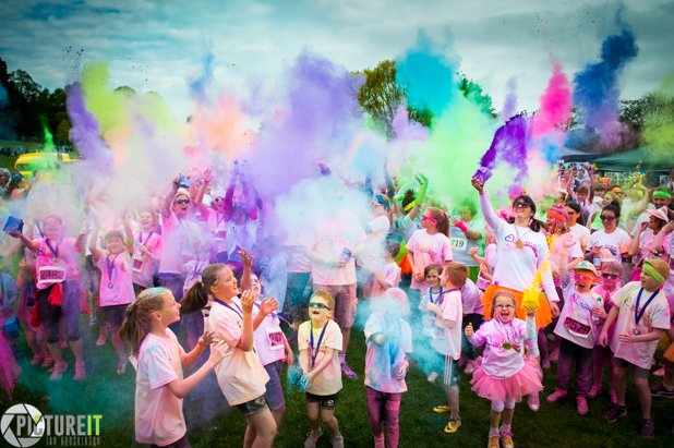 Photohodg's tweet photo. Great fun at the #colourblastdash at Darley Park for  @DerbyTelegraph https://t.co/2h0sMHM7p6