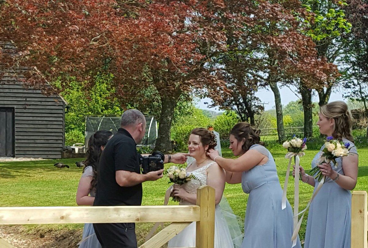 Beautiful Rachel with her Bridesmaids yesterday before she said "I do"! #sneakpeak #ngmakeup #weddings #makeup #airbrush #rachelandrob
