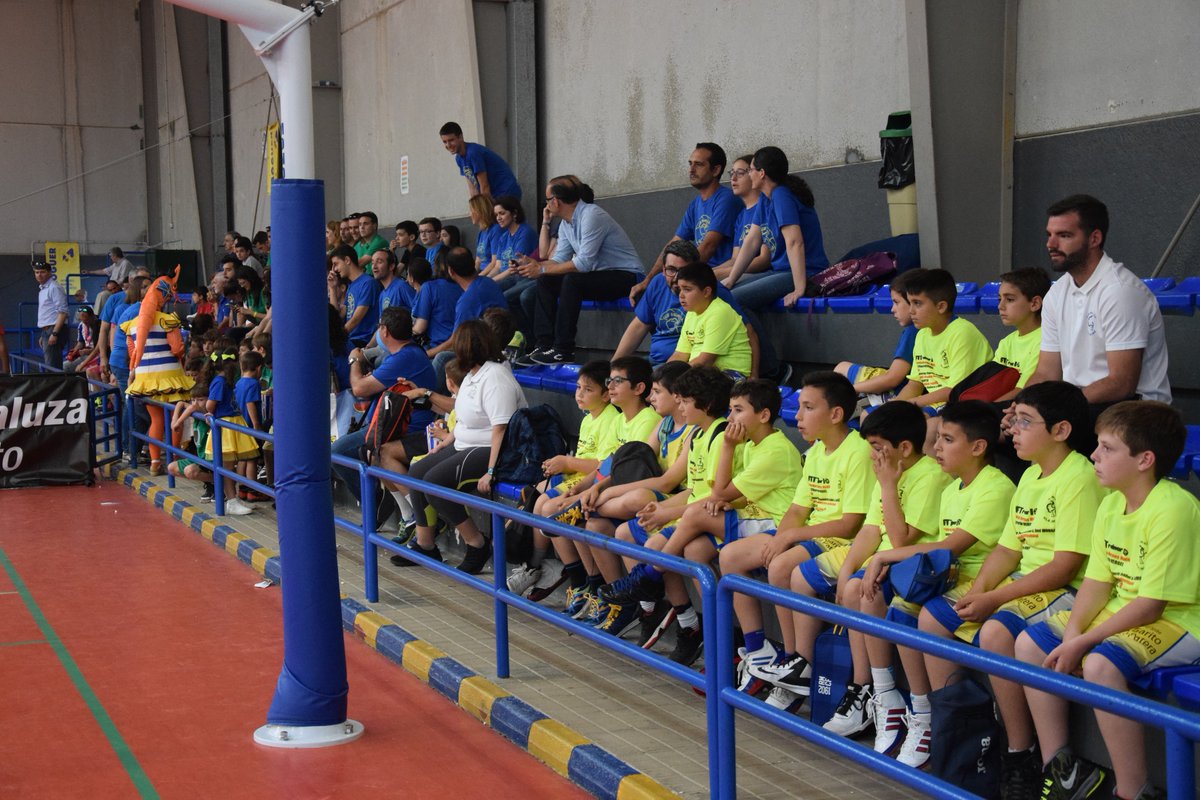 FAB_Andaluza's tweet photo. La afición sigue animando a sus niñ@s I Copa #Valorcesto en @AytoMoguer Equipos: @DHbaloncesto @ULBLALINEA @BaloncestoCoria @CB_PuertoReal https://t.co/SLNgpheaYv