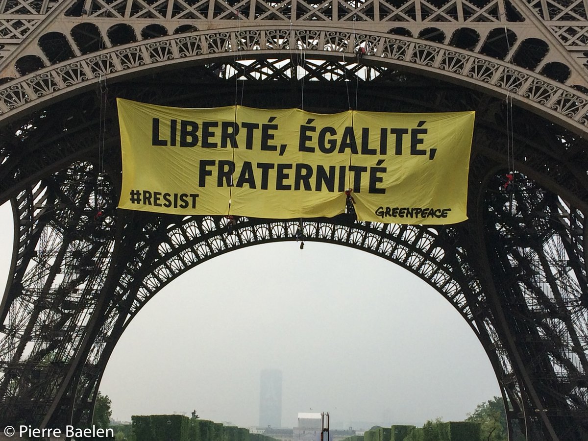 Place_To_B's tweet photo. Why we should choose Macron today "If not for yourself, vote for me, vote for us." https://t.co/na26upRMVC #Presidentielle2017 by @_Fefile https://t.co/Vx28E1MON9