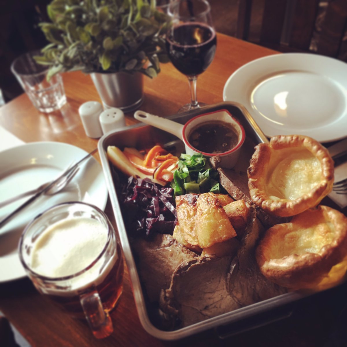 KingsArmsWales's tweet photo. The #PefectSunday is meant for sharing so from today we have #SharingRoasts on the menu! Perfect for two with all the trimmings! #eatlocal https://t.co/L2FdYsNhEK