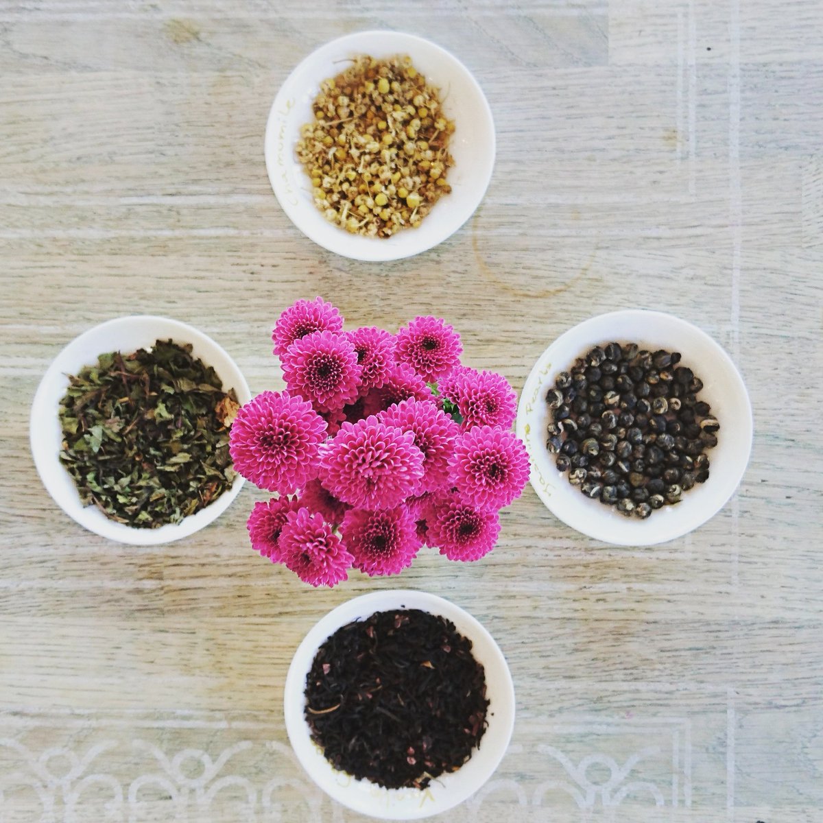 propertearooms's tweet photo. Pretty flowers and lots of tea 😍 #sundaymotivation https://t.co/zLA26uHd92