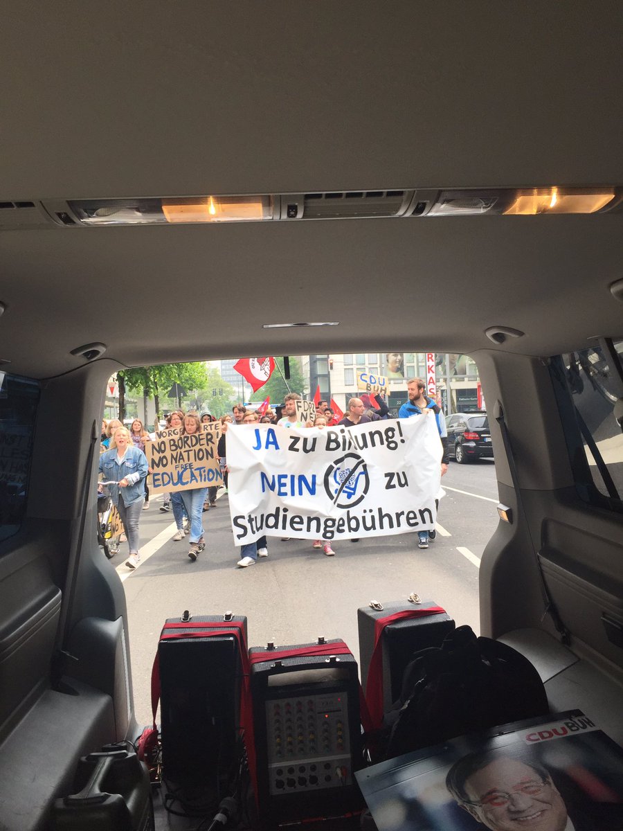 AB_gegen_S's tweet photo. #Demonstration gegen #Studiengebühren https://t.co/jRzp0OYTfL