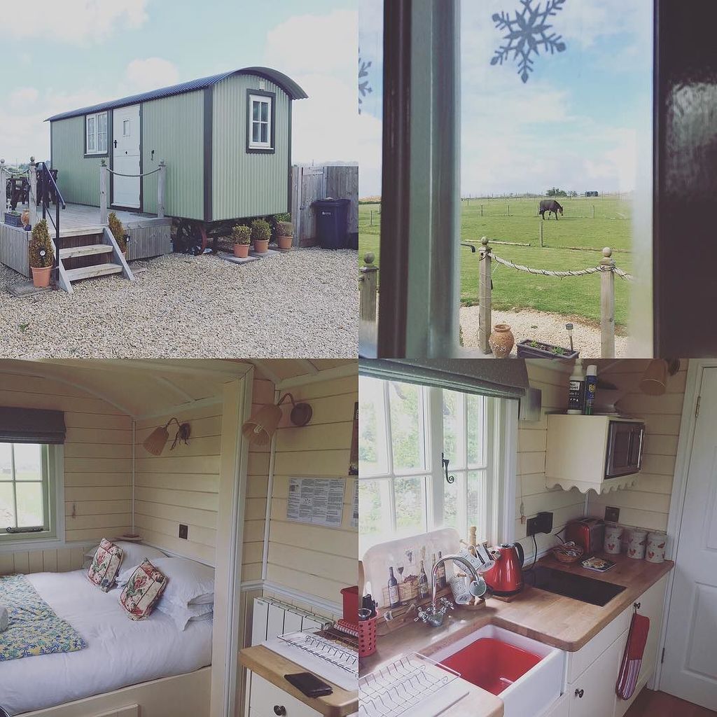 MeYouBabyToo's tweet photo. Our little carriage for the weekend #bliss #dateweekend #romanticgetaway #cotswolds https://t.co/iqgoJ5UwSW https://t.co/cxmAIVBpcz