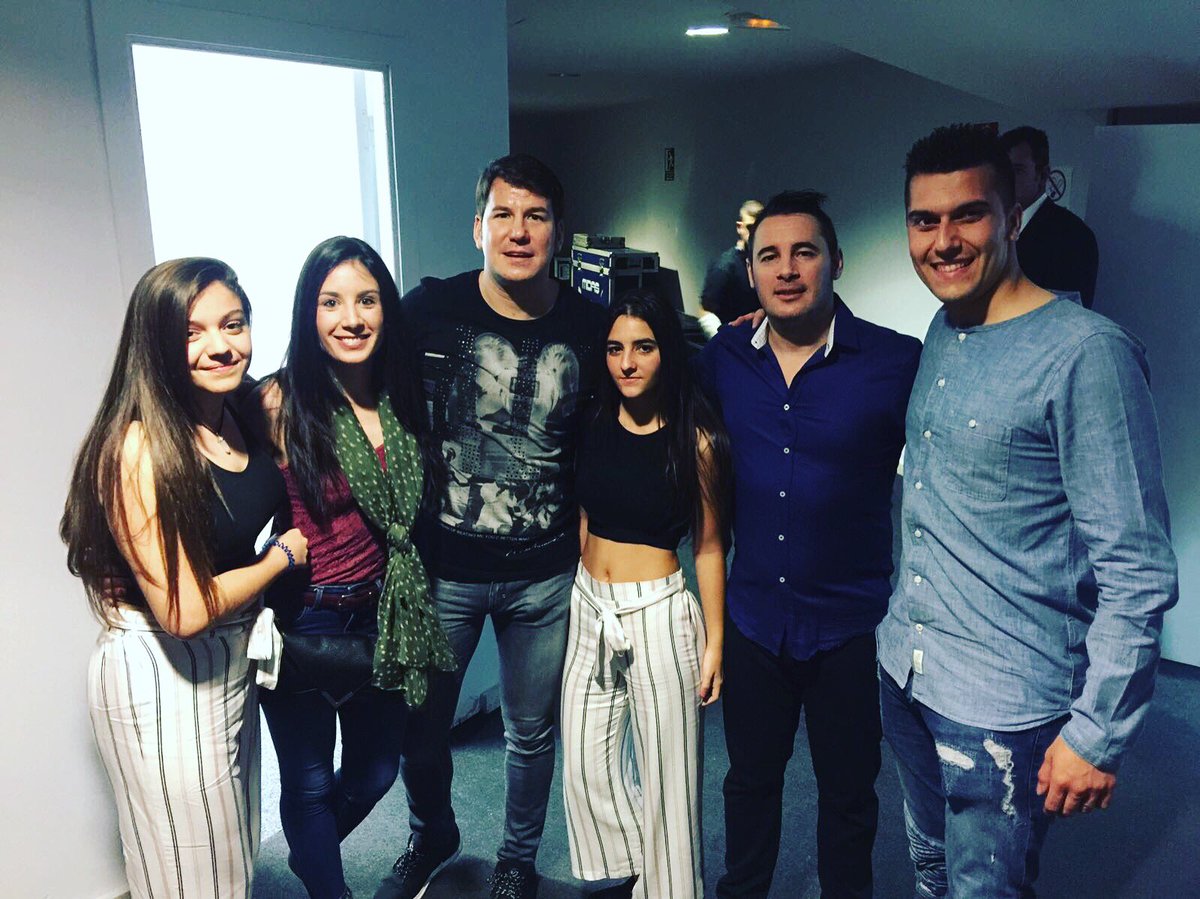 NaiaraRubio_19's tweet photo. Gracias @_AndyyLucas_  por el conciertazo de anoche!!! 🙌🏼🙌🏼 @IvanRodriguez_3 https://t.co/HVH0ROhpqw