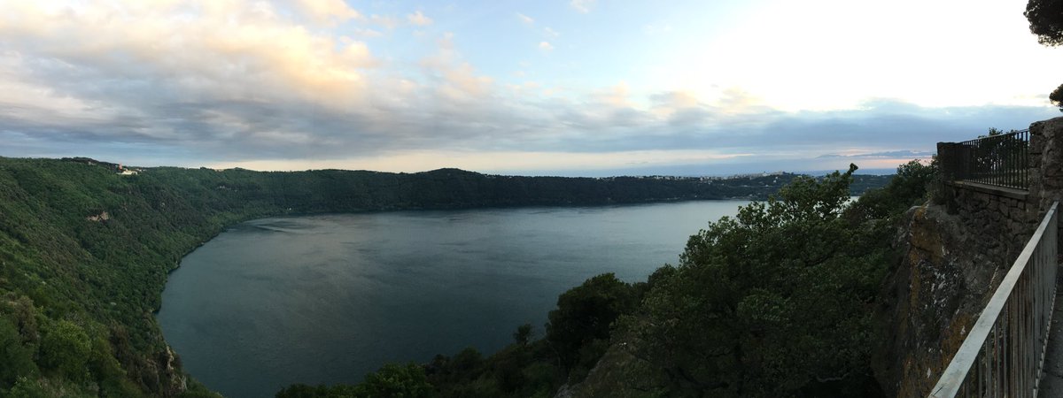 marticriscio's tweet photo. Weekend post ritiro tra le bellezze dei castelli romani! #CastelGandolfo #Lacu #CastelluBellu #Lazio #panorami https://t.co/sNX4sBDprK