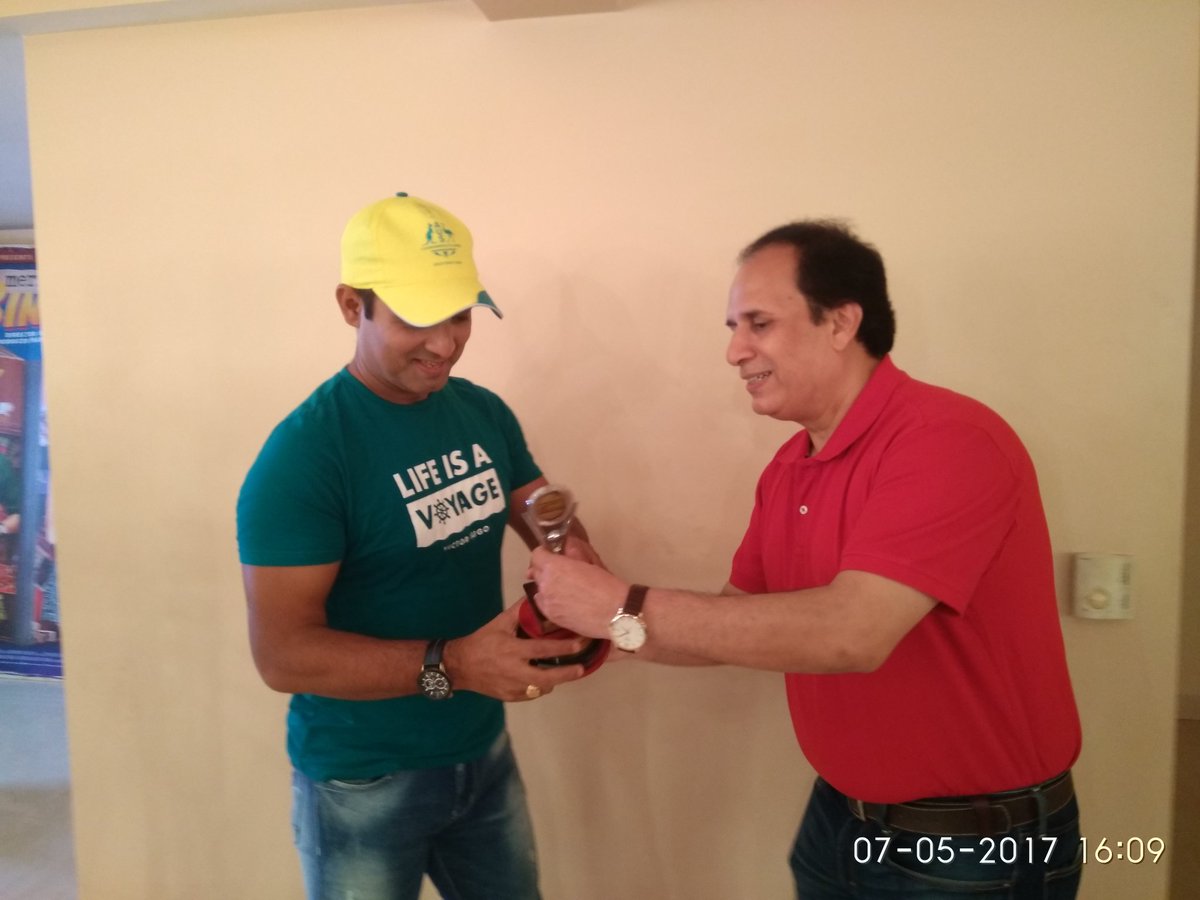 Huge honour to receive New York based <a href="/iOchoice/">ⓘ'Choice Awards™- NY</a> award for #BestIndianJourno for 2016. Thanks!! Thanks Nitin and Mr Santosh. Best regards.