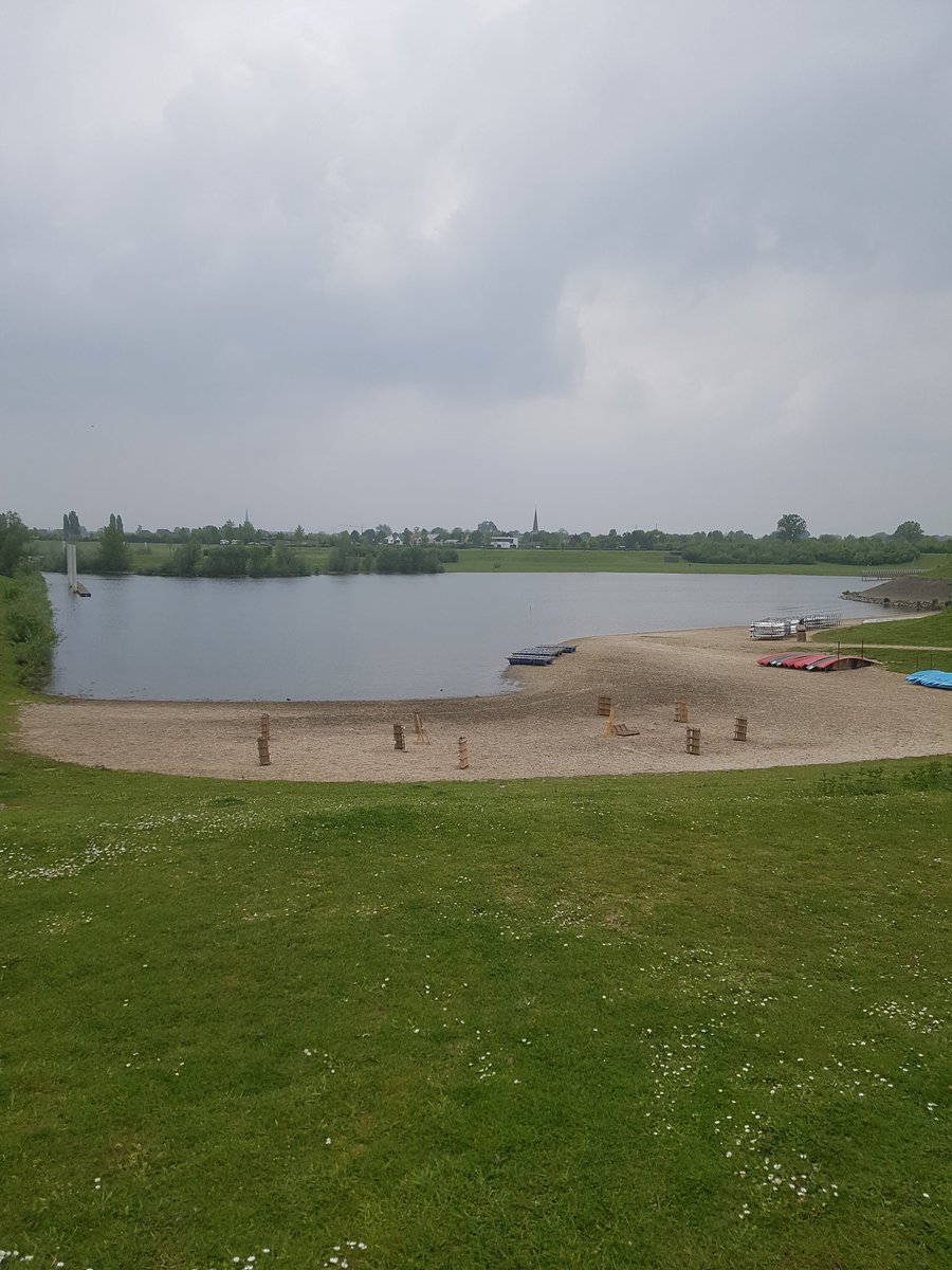 Sailfish wetsuittest op de Sporta Beachclub in Maaseik ...mooie locatie😊. We starten om 14 uur..samen met GI Sport .