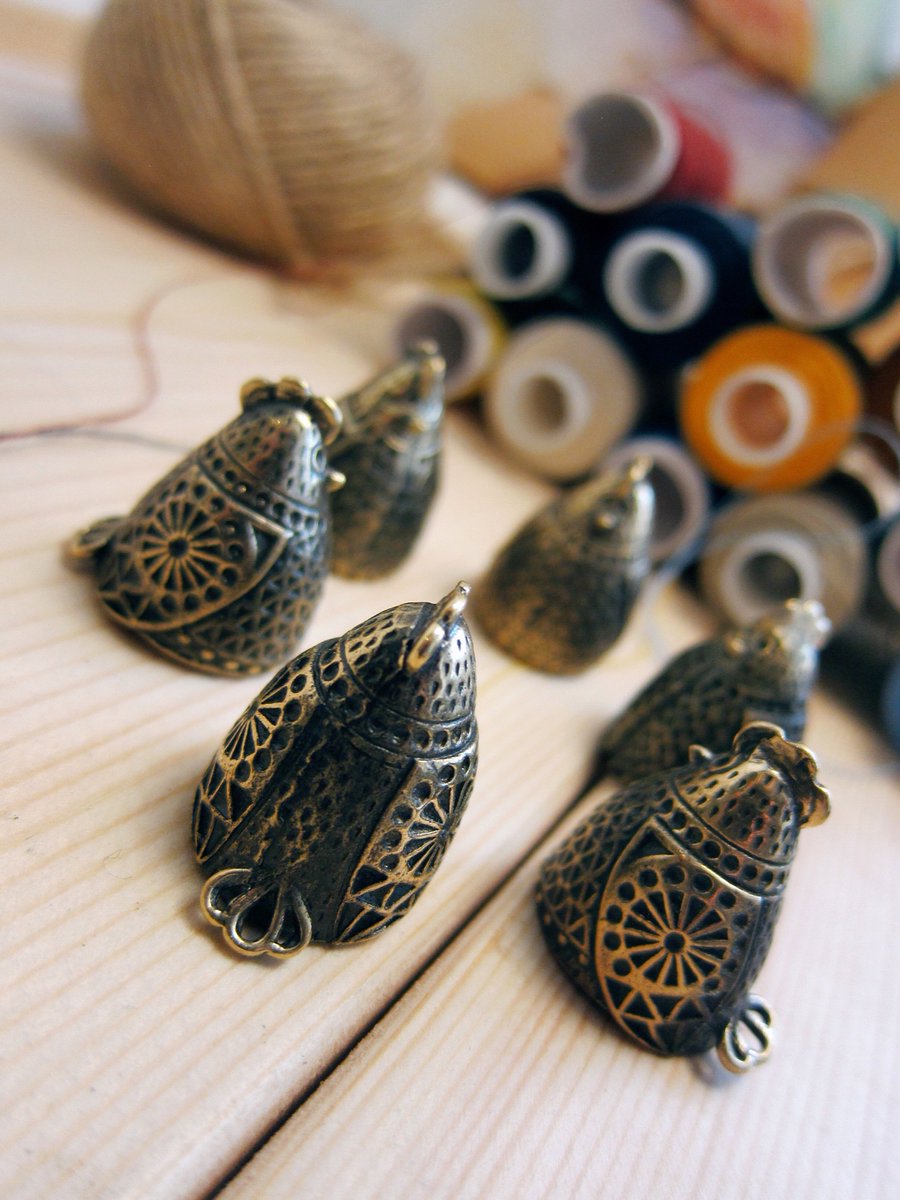 bronzicshop's tweet photo. I think these #chickens are plotting something #etsyteam #sewingstuff #etsyseo #thimbles #twiklama #etsyretwt #ff
https://t.co/WWPy8gPRTz https://t.co/qNz9eLQLfs