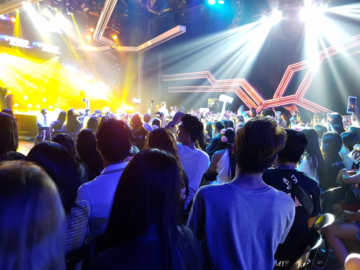voltzvallejo's tweet photo. Grabe ang fans ng #OneMusicBoybandPH !!! Lakas!! https://t.co/x37wrMrQJT