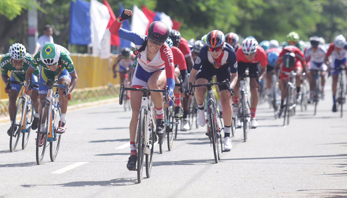 zciclismo's tweet photo. #ciclismo #Chile con @PaolaMunozGr y Matías Muñoz Campeones Panamericanos de Ruta Santo Domingo #CCRutaDom https://t.co/JMQsXpz5Hy https://t.co/KRhcR4ljAC