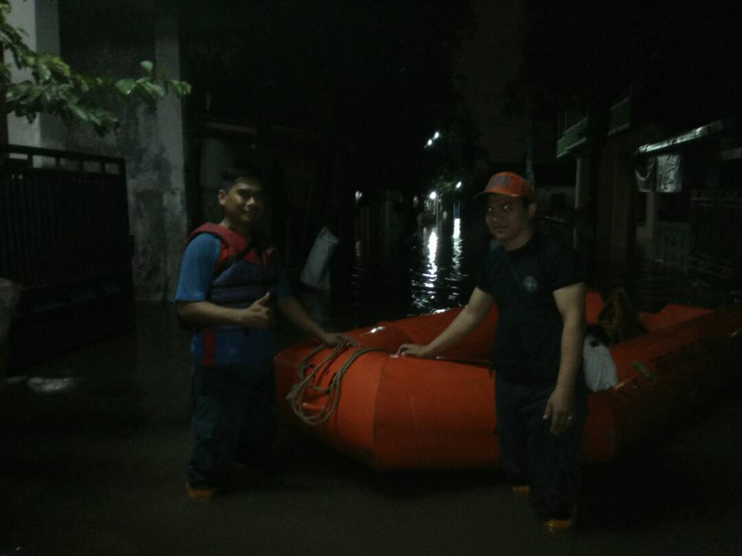 bpbd_tng's tweet photo. 17:30WIB #banjir memasuki perum #TotalPersada akibat luapan Kali Ledug & guyuran Hujan deras
Evakuasi warga oleh @bpbd_tng @Kota_Tangerang https://t.co/F94SD6KV1Q